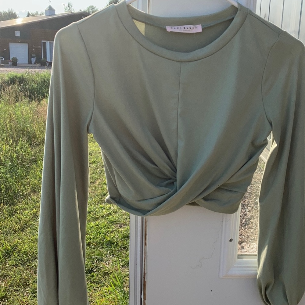 Green long sleeve crop top! 💚🤍